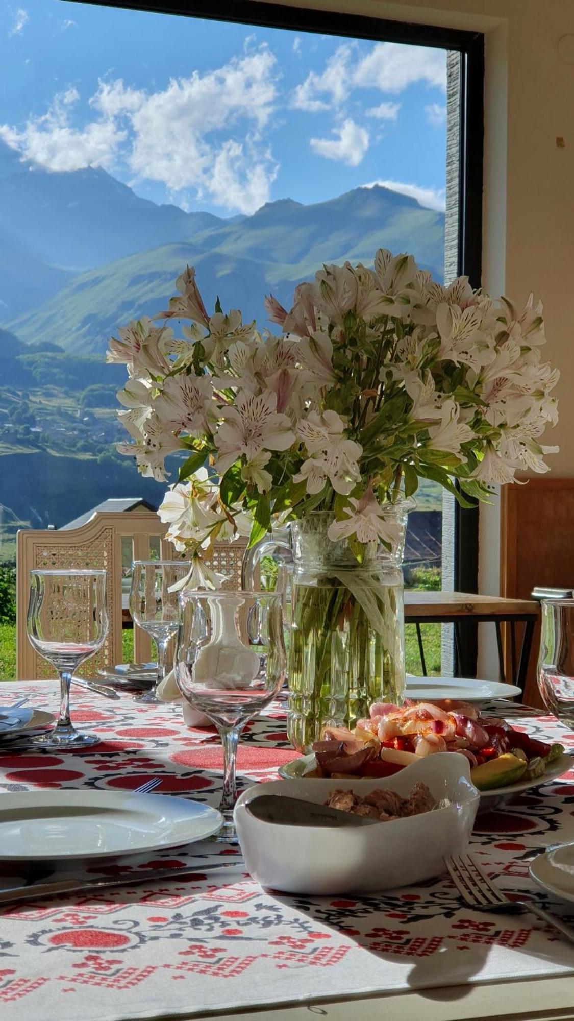 Hotel Aronia Kazbegi Exterior foto